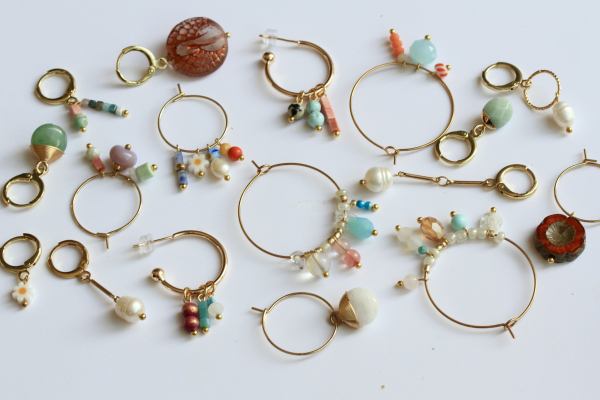 Adventskalender Charm Schmuck 2025: DIY Komplettset für Kette, Armband und Ohrringe für Frauen